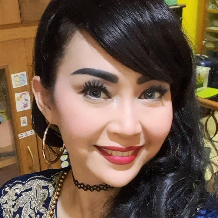<p>Belum lama ini, Ratna Listy mengaku melakukan operasi plastik di bagian hidung. Ingin tampil seperti gadis lagi, presenter yang kini membawakan program horor ini juga menjalani prosedur sedot lemak di bagian perut. (Foto: Instagram @ratna_listy)</p>