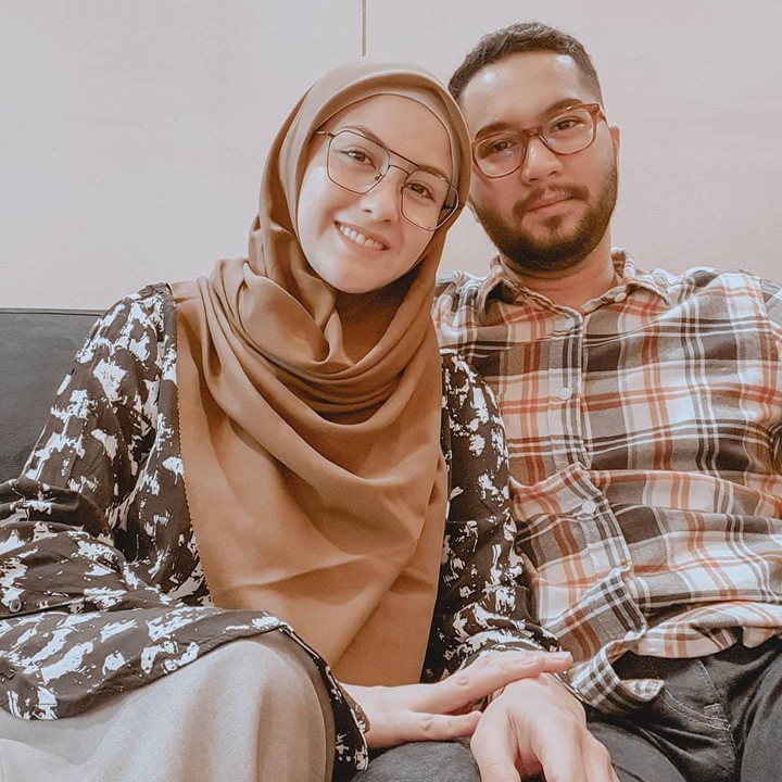 <p>Revalina S. Temat juga menikah pada 2015, Bunda. Bintang film Perempuan Berkalung Sorban ini dipersunting Rendy Aditya Gunawan. Usia Revalina lebih tua 3 tahun dari Rendy, tapi bukan halangan berarti bagi mereka. (Foto: Instagram @vatemat)</p>