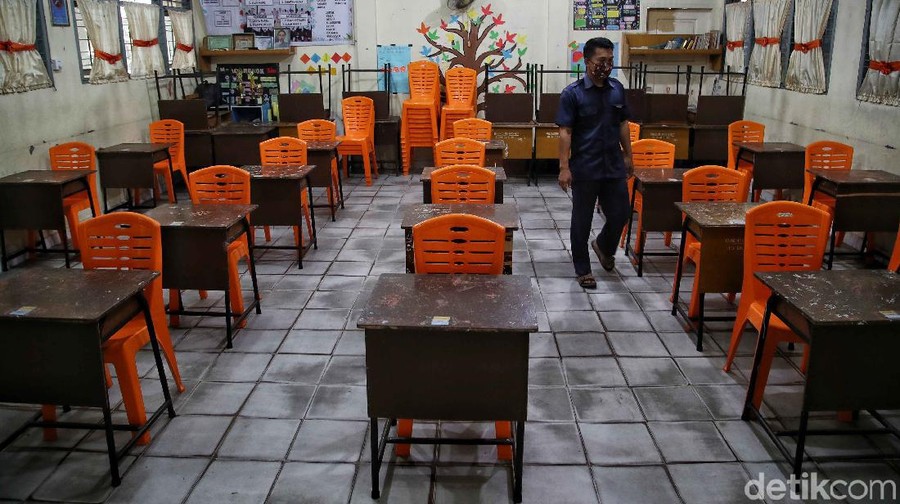 Program sekolah tatap muka di Pekanbaru terpaksa dibatalkan imbas kasus COVID-19 yang belum turun. Salah satunya di SMPN 3 Pekanbaru, Riau.