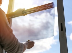 6 Cara Halau Sinar Matahari Masuk Rumah biar Nggak Sumuk