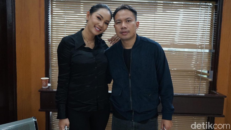 Vicky Prasetyo dan Kalina Presenter Vicky Prasetyo bersama Kalina saat hadir di Pengadilan Negeri Jakarta Selatan, Jakarta, Rabu, (2/12/2020)