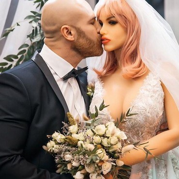 Aneh tapi Nyata, Binaragawan Nikahi Boneka Seks demi Penuhi Hasrat