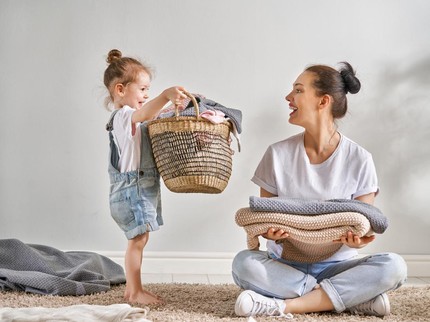 Bermanfaat Banget, 4 Tips Ajarkan Anak Bantu Pekerjaan Rumah Sesuai Usia
