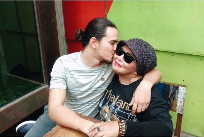 Host acara 'My Trip My Adventure' ini memiliki kharisma yang menawan hasil blasteran Belanda dari sang ayah dan Sunda dari ibunya. Siapa sangka, David Schaap yang akhir-akhir ini kerap membuat konten Youtube bersama sang mama dahulu pernah tak bertemu bahkan jarang mengabari mamanya selama 1 tahun. Lelaki 30 tahun yang sejak kecil paling dekat dengan mamanya ini mengaku bahwa sang mama sangat perhatian dengan anaknya. (Foto: Instagram/david8js)