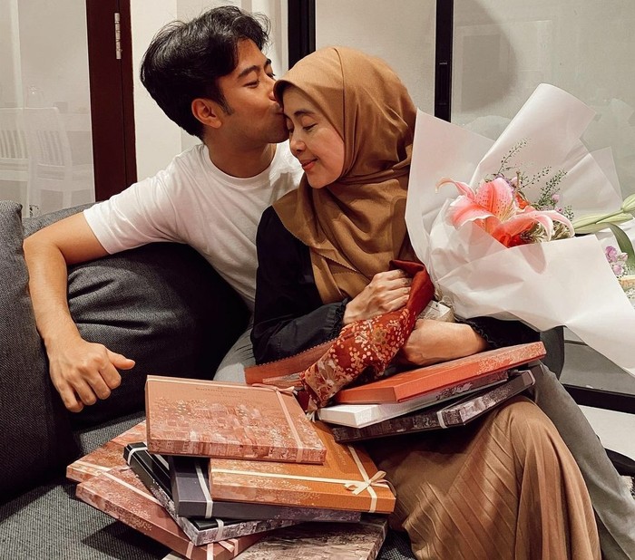 Ketika melahirkan Vidi dengan susah payah, Mama Besbarini dan bayinya sempat nyaris saja kehilangan nyawa mereka berdua. Itulah yang membuat Vidi Aldiano tak sungkan untuk mengekspresikan rasa sayang dengan memeluk ibunya, memberi hadiah bunga bahkan juga menjuluki sang ibu sebagai wanita nomor satu di dunia, seperti yang kerap ia pamerkan di Instagram. Pasca menjalani operasi kanker ginjal di Singapore, Vidi pun mengajak mamanya umroh bareng. (Foto: Instagram/vidialdiano)