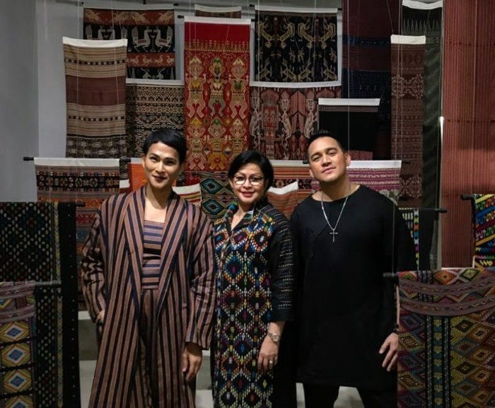 Artis yang satu ini tak perlu diragukan lagi kedekatannya dengan sang mama, Reggy Lawalata. Sedari kecil dibersarkan secara single parent, membuat Mario Lawalata juga kakaknya, Oscar Lawalata sangat perhatian dengan Mama Reggy. Ketiganya selalu terlihat kompak, harmonis, dan saling mendukung di berbagai kesempatan apapun yang terjadi. (Foto: Instagram/lawalata13)