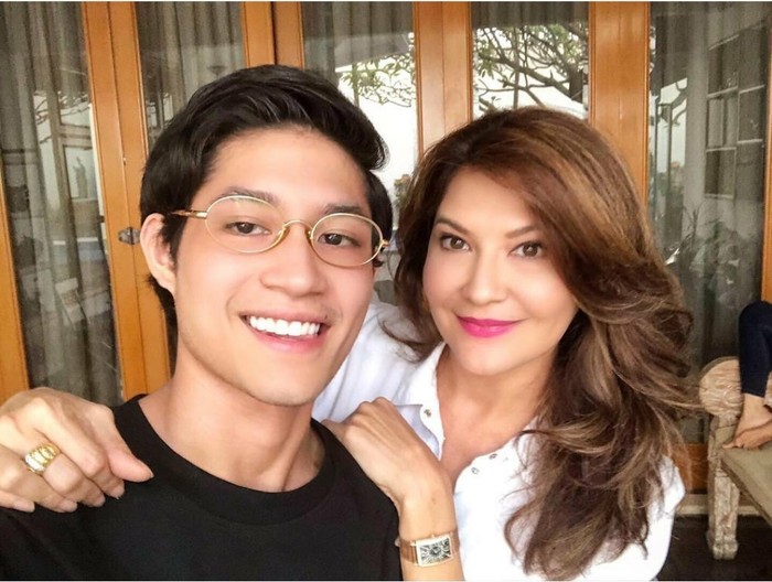 Meski telah memiliki ibu tiri, Teuku Rassya tetap dekat dengan sang mama, Tamara Bleszynski. Ia juga sering berkunjung dan quailty time bareng mama dan adik kecilnya, Kenzou. Sebelum pindah ke Inggris untuk melanjutkan pendidikan, Rassya memutuskan untuk menghabiskan waktu bersama mamanya. (Foto: Instagram/teukurassya)