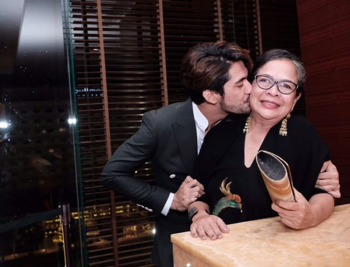 Aktor kawakan Reza Rahadian juga jadi salah satu cowok yang dekat banget dengan ibunya. Dibesarkan tanpa ayah sejak kecil, membuat dirinya sayang banget dan dekat dengan ibunya, Pratiwi Widantini Matulessy. Meski telah menginjak 30 tahun, Reza Rahadian tak malu-malu mencium mamanya di depan umum. (Foto: Instagram/officialpilarez)