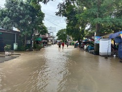 Banjir Juga Rendam Kawasan Medan Helvetia, Air Masuk ke Rumah Warga