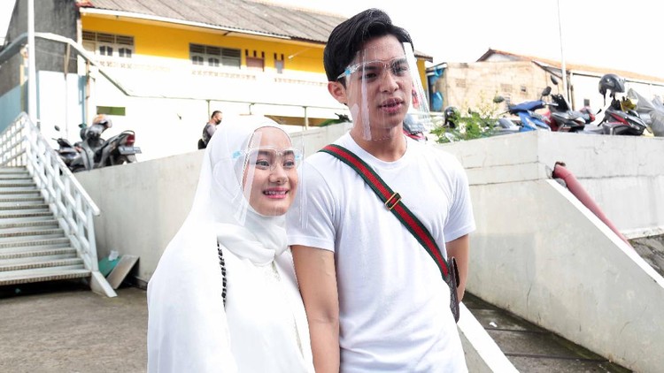Dinda Hauw dan Rey Mbayang ditemui seusai menjadi bintang tamu acara Rumpi No Secret, Trans TV, Jakarta Selatan, Kamis (03/12)