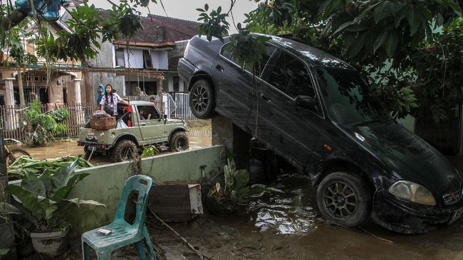 Banjir di Medan yang mulanya bisa mencapai ketinggian 5 meter kini berangsur surut menjadi sekitar 30-60 cm.