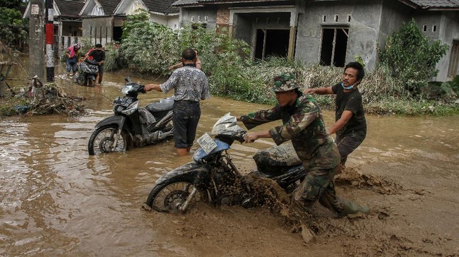Setidaknya lima orang meninggal dunia dan dua lainnya belum ditemukan akibat banjir yang menerjang 10 kecamatan di Medan, Sumatra Utara.