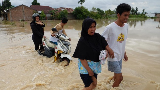 BMKG mengumumkan waspada hujan disertai badai petir di sejumlah wilayah Sumatera Utara yang dapat menyebabkan banjir dan longsor pada malam hari.