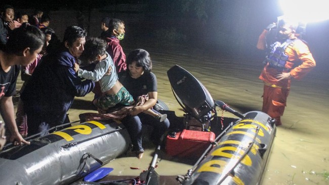 Banjir terjadi di Pamekasan, Madura, rendam lima kelurahan dan tiga desa dan tewaskan seorang remaja akibat tersengat listrik.