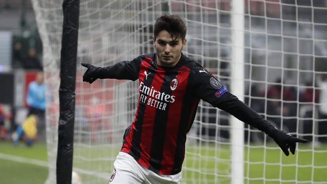 AC Milan mencetak tiga gol dalam sembilan menit saat mengalahkan tim Serie C Modena dengan skor 5-0 pada pertandingan uji coba, Sabtu (24/7).