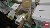 FOTO: Kebut Persiapan Distribusi Logistik Pilwalkot Tangsel Pelaksanaan pemungutan suara akan dilaksanakan dalam hitungan hari, sehingga pelaksanaan penyiapan logistik dan distribusinya menuju TPS pun dikebut.