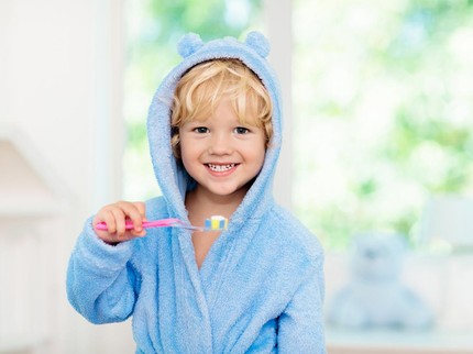8 Cara Merawat Gigi Anak agar Sehat & Kuat Selain Rajin Gosok Gigi