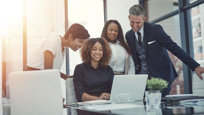 Perlahan tapi pasti, sistem work from office kembali diberlakukan. Rindu kantor? bisa jadi, tapi yang bikin malas adalah teman-teman kerja yang banyak drama.