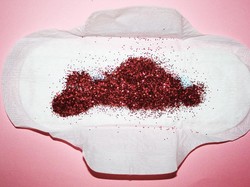 Viral Wanita Ini Gunakan Darah Menstruasi Untuk Siram Tanaman, Dihujat Netizen