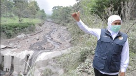 Khofifah Sebut Kebakaran Bromo Masih Menyala, Water Bombing Dikerahkan
