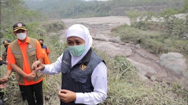 Tim yang dikirim Khofifah Indar Parawansa bertugas meredakan perempuan, anak-anak, dan warga lanjut usia korban erupsi Gunung Semeru.