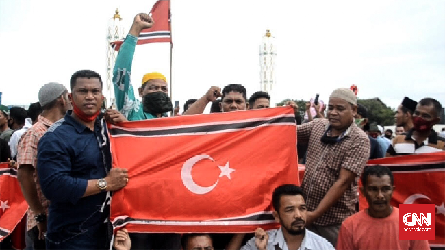 Eks kombatan GAM memperingati milad dengan membentangkan bendera bulan bintang di Masjid Raya Baiturrahman, Aceh. Mereka menyerukan realisasi Mou Helsinki.