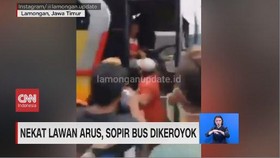 VIDEO: Nekat Lawan Arus, Sopir Bus Dikeroyok