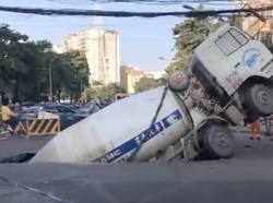 Ngeri! Truk Molen di China Ditelan Lubang Dadakan