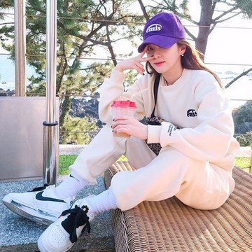 5 Inspirasi Outfit dari K-Pop Idol, Cocok Buat Hadapi Musim Hujan!