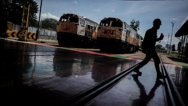 PT Kereta Api Indonesia (KAI) buka suara soal pria paruh baya yang bunuh diri di perlintasan rel kereta Senen, Jakarta Pusat, pada Sabtu (8/7).