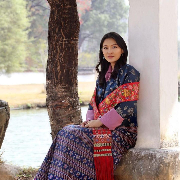 <p>Ia menikah dan menjadi Ratu Bhutan ketika baru berusia 21 tahun lho, Bunda. (Foto: Instagram @queenjetsunpema)</p>