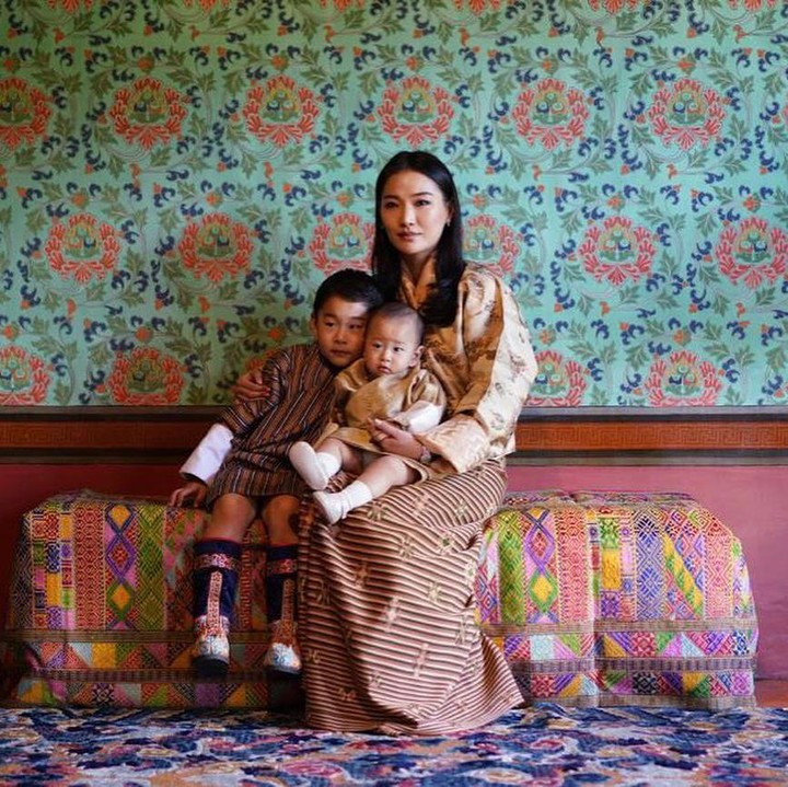<p>Sekarang, Jetsun Pema menghabiskan waktu sebagai ratu dan mengurus dua anak laki-lakinya, Bunda. (Foto: Instagram @queenjetsunpema)</p>