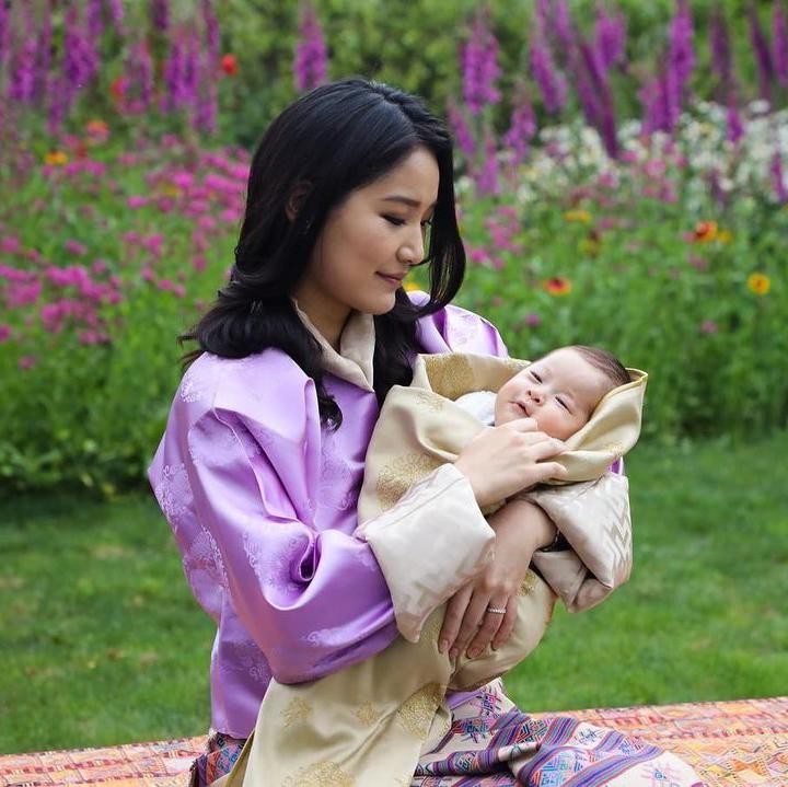 <p>Sebagai seorang ratu, ibu dua anak ini selalu terlihat cantik dan anggun lho. (Foto: Instagram @queenjetsunpema)</p>