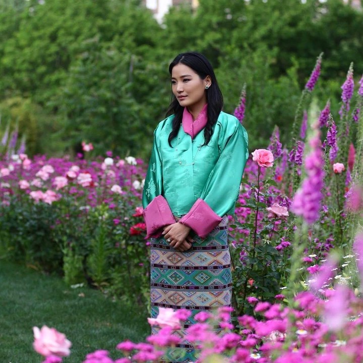 <p>Senyum tipis Jetsun Pema selalu menghiasi setiap fotonya di media sosial Instagram, Bunda. (Foto: Instagram @queenjetsunpema)</p>