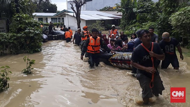 Hujan deras semalam di Medan mengakibatkan banjir di sejumlah kecamatan hingga setinggi 2 meter dan membuat puluhan warga meminta evakuasi.