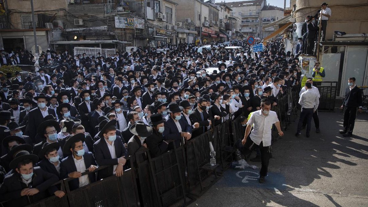 FOTO: Ribuan Warga Melayat Rabi Israel Meninggal karena Covid