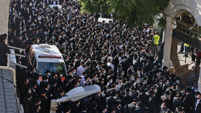 FOTO: Ribuan Warga Melayat Rabi Israel Meninggal karena Covid