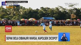 VIDEO: Sepak Bola Dibanjiri Warga, Kapolsek Dicopot
