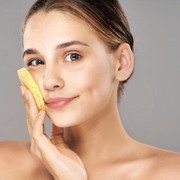 Serupa Tapi Tak Sama, Pilih Peeling atau Exfoliating?