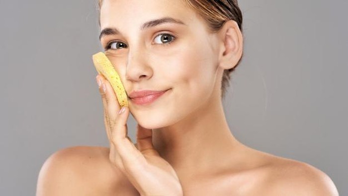 Serupa Tapi Tak Sama, Pilih Peeling atau Exfoliating?