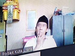Tak Sopan! Terdakwa Kasus Narkoba Santuy Merokok saat Hakim Bacakan Vonis