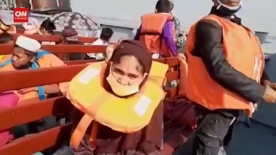 VIDEO: Muslim Rohingya Pasrah Dipindahkan ke Pulau Kecil