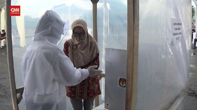 KPU membuat TPS khusus pasien covid-19 bergejala ringan dan tanpa gejala di Pilkada Tangsel. Ada 55 pemilih yang memberikan hak suara.