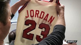 VIDEO: Jersey Pertama Legenda NBA Michael Jordan Dilelang