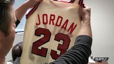 VIDEO: Jersey Pertama Legenda NBA Michael Jordan Dilelang