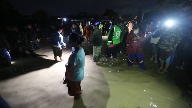 Banjir merendam tujuh wilayah di Kota Bandung dan 18 titik terjadi genangan air. Dinas Kebakaran dan Penanggulangan Bencana mengevakuasi warga Astanaanyar.
