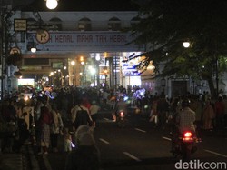 Bandung Zona Merah, Warga Tetap Berkerumun di Alun-alun