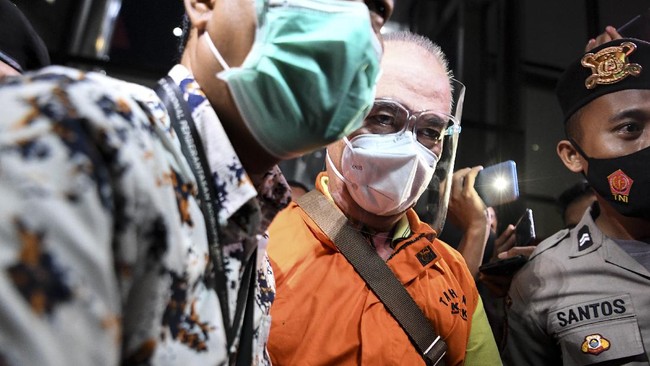 KPK menetapkan enam orang sebagai tersangka, termasuk Bupati Banggai Laut, Wenny Bukamo terkait kasus dugaan suap pengadaan barang dan jasa.