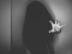 Lagi Bulan Madu, Pasangan Ini Malah Ketagihan Makan di Restoran Berhantu