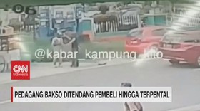 VIDEO: Pedagang Bakso Ditendang Pembeli Hingga Terpental